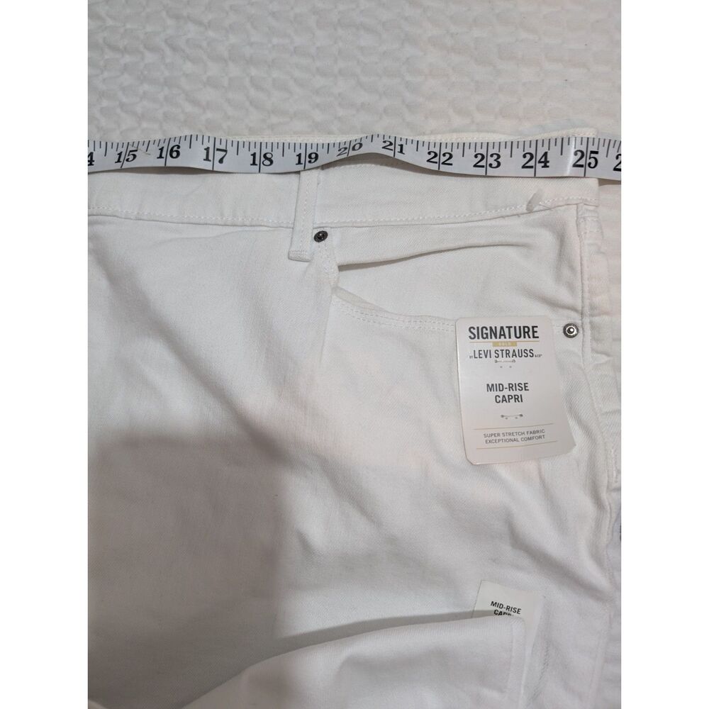Women's Mid-Rise Capri -Signature Gold Levi Straus- White Size 28/W39 - Picture 3 of 7